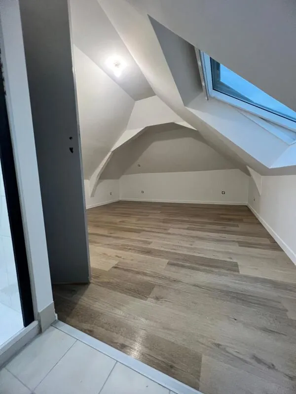 Combles aménagés avec parquet et Velux