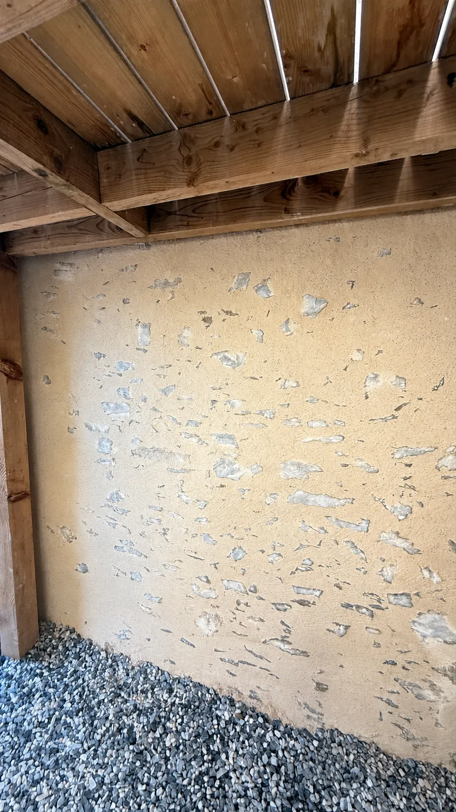 Mur après enduit — chantier Rénov'Appart 53 à Laval