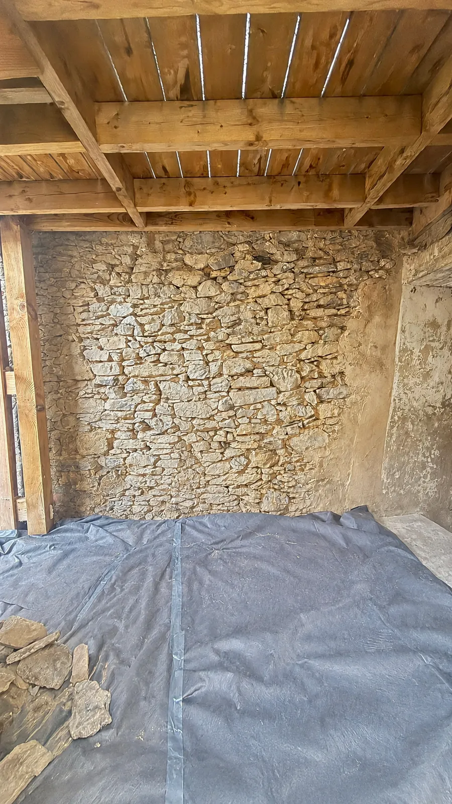 Le même mur avant enduit — chantier Rénov'Appart 53 à Laval