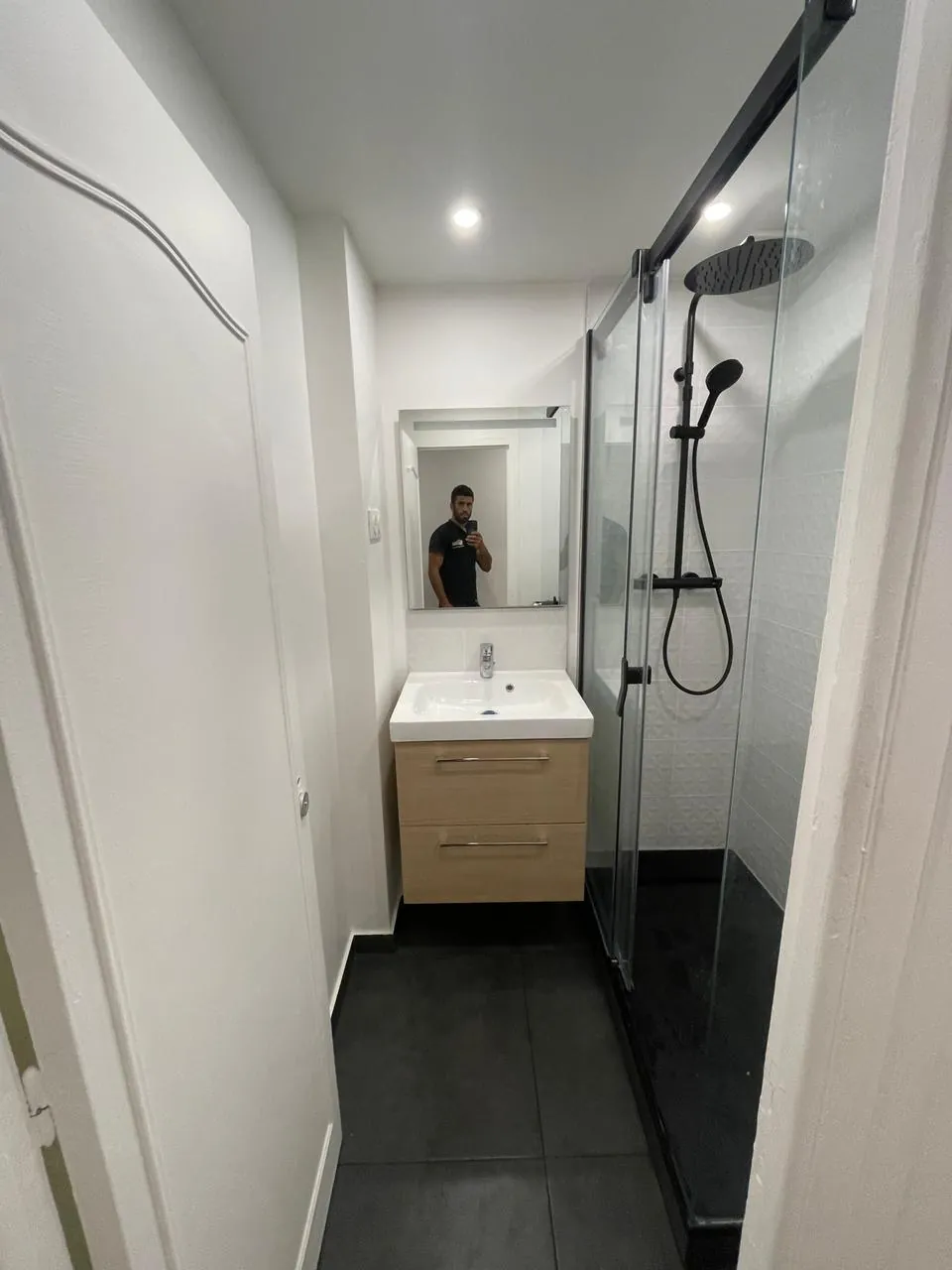 Salle de bain avec douche italienne et double vasque, renovee par Renov'Appart 53 a Change
