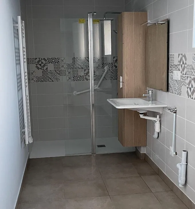 Douche adaptee avec barre d'appui et acces de plain-pied