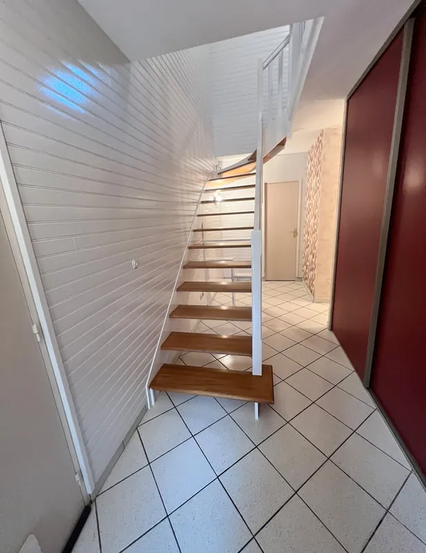 Escalier etroit d'une maison de bourg, repris en peinture