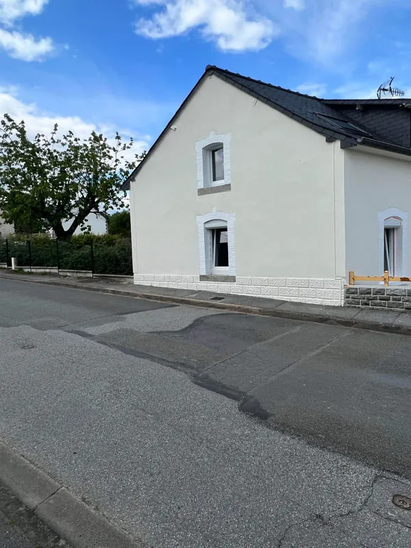 Ravalement de facade en cours sur une maison de la Mayenne