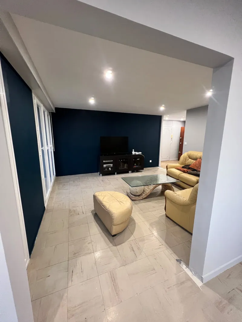 Salon repeint en bleu marine